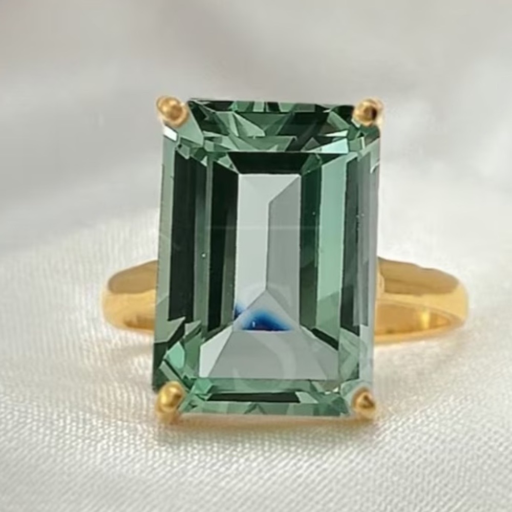 Emerald-Cut Green Crystal Gold Ring - Women's Fashion Statement